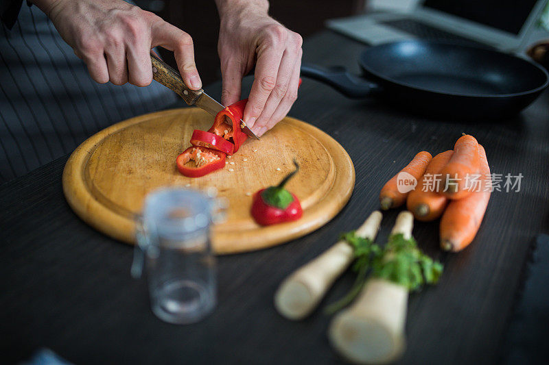 男人在家庭厨房里准备美味健康的食物，特写