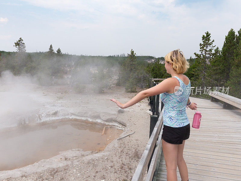 游客站在蒸汽，间歇泉温泉，诺里斯间歇泉盆地，黄石国家公园