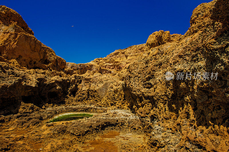 海滩和岩石在葡萄牙阿尔沃在夏末太阳的海景图像