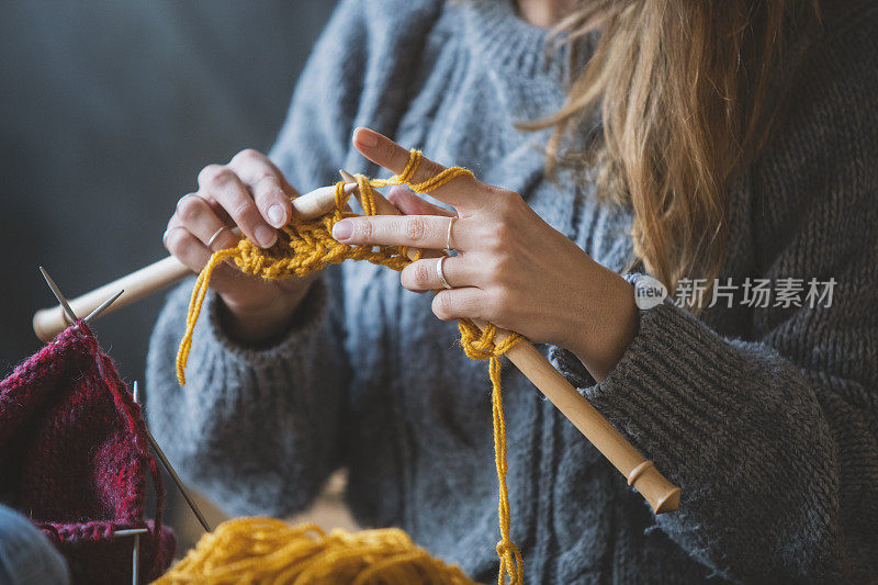 近距离观察女人的手编织