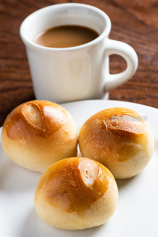 小面包卷和咖啡欧式早餐