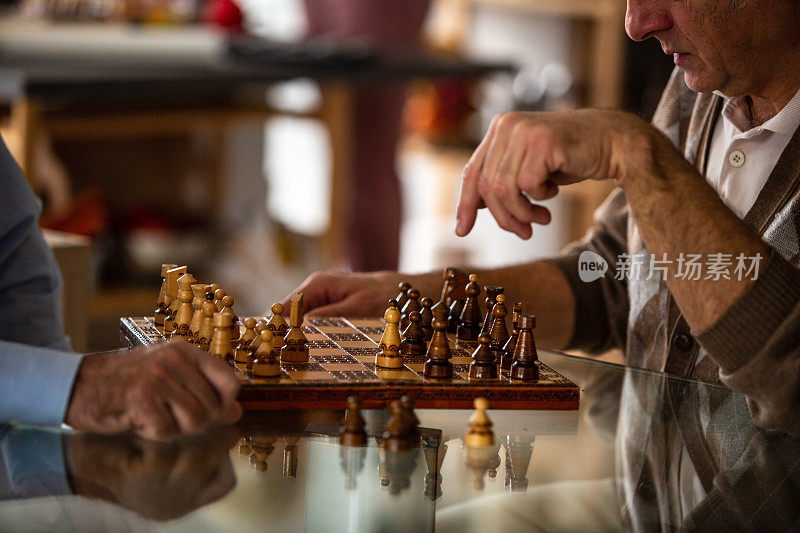 两个老人在家里下棋