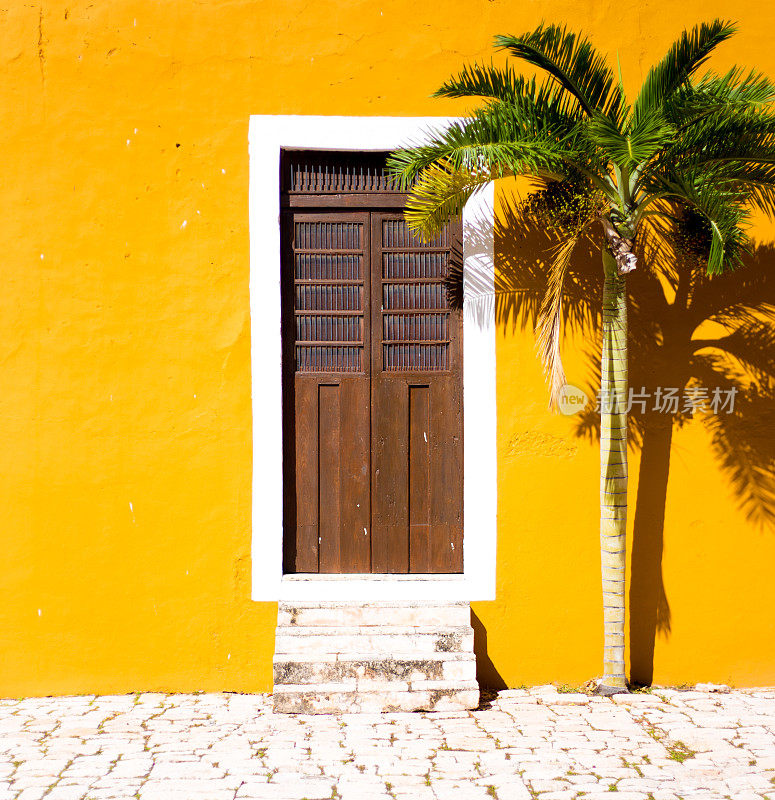 墨西哥尤卡坦半岛:传统的阳光门，黄墙，棕榈树
