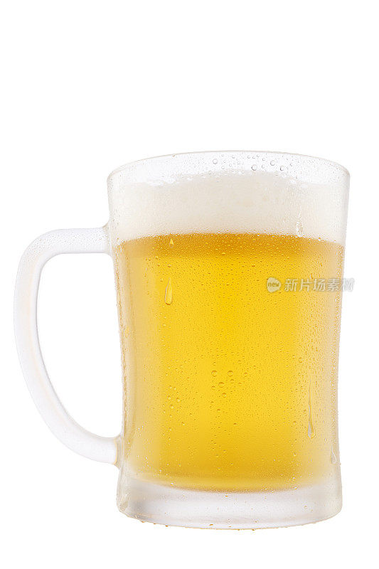 冰镇啤酒杯与水珠凝结。一杯啤酒孤立的白色背景