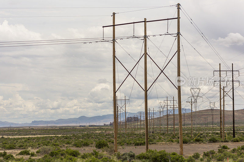 美国内华达州犹他州州际公路上的能源电力线塔和杆子