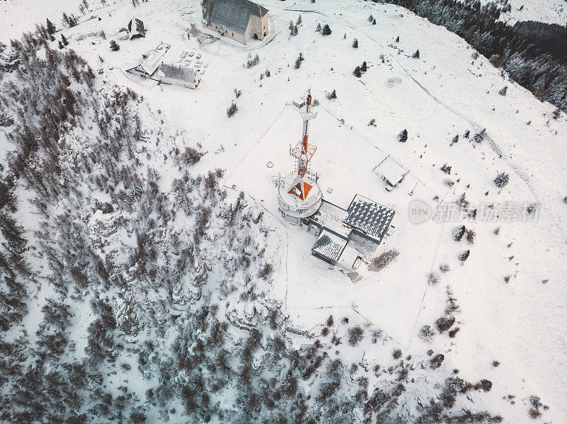 山顶上的无线电发射塔被雪覆盖着