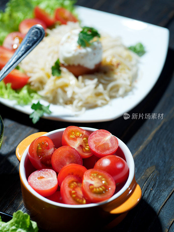 意大利面鸟巢与软煮鸡蛋