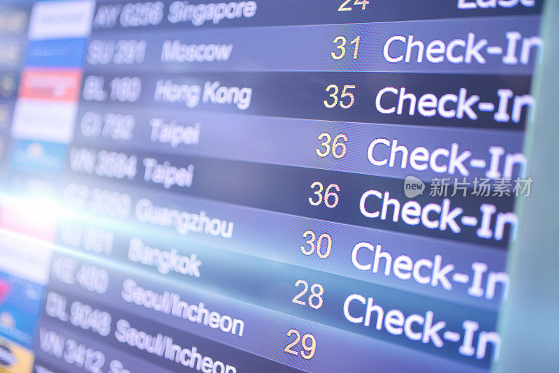 在机场的数字显示器上显示离港状态。