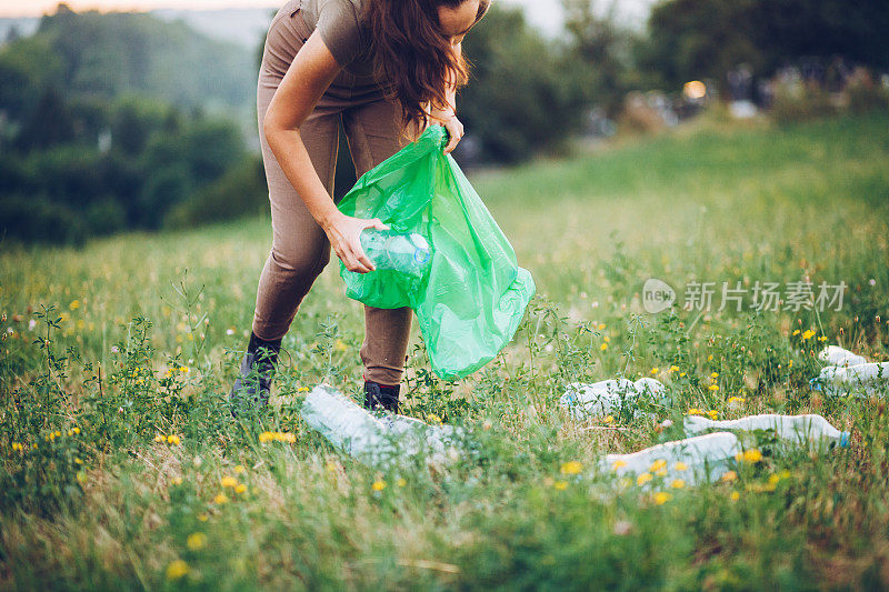在农村捡垃圾的女人