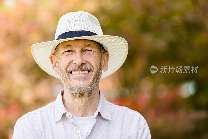 老年人园艺-老年人在他的花园里，园艺