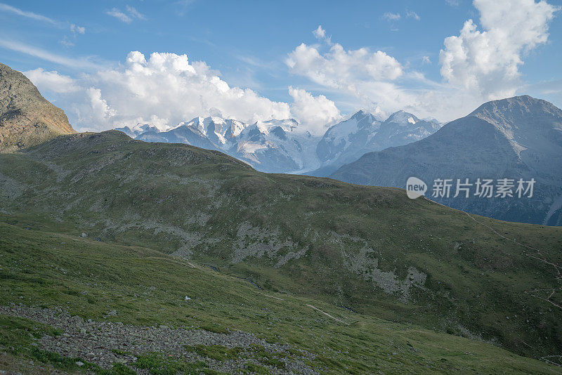 美丽的山区风景在瑞士阿尔卑斯山在格劳宾登广东