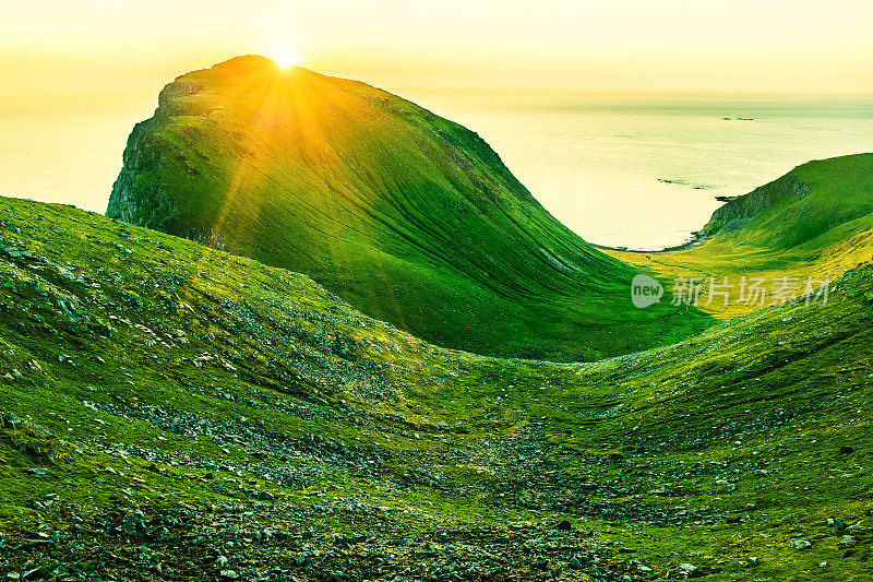 挪威罗浮敦群岛午夜太阳的风景