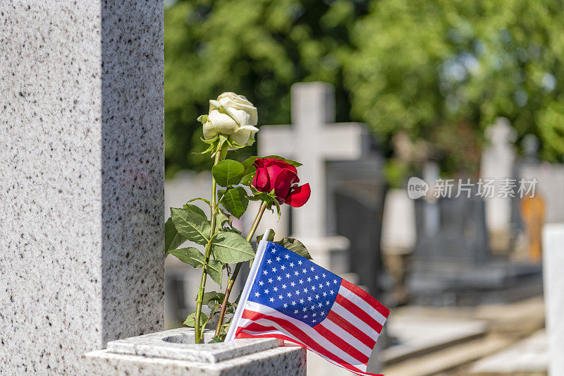 在一位老兵的墓上可以看到一面美国国旗。