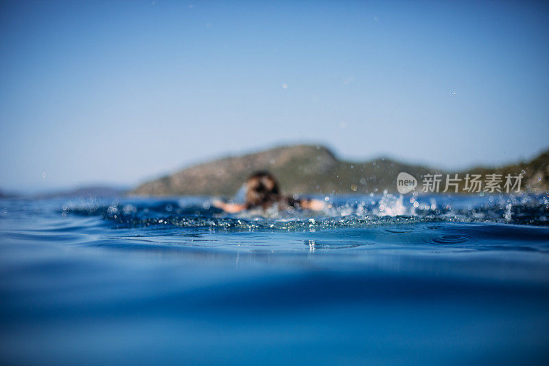 模糊的女人在海里游泳