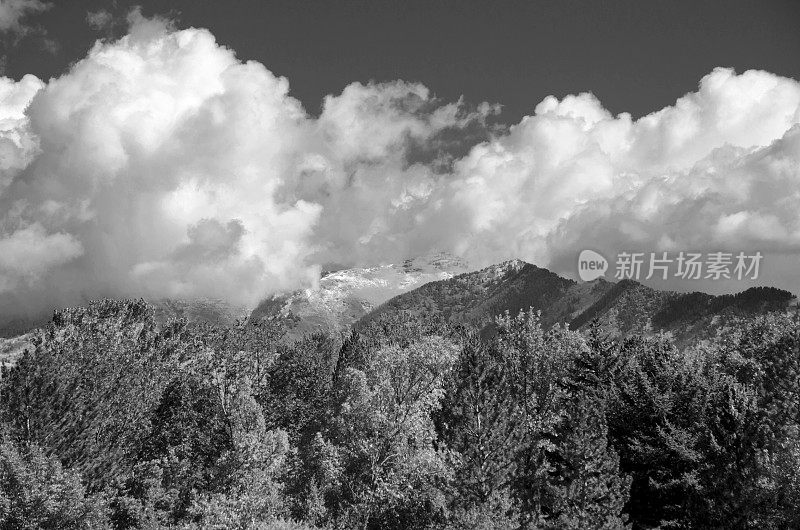 奥格登和犹他州盐湖城的山脉在秋天会下雪