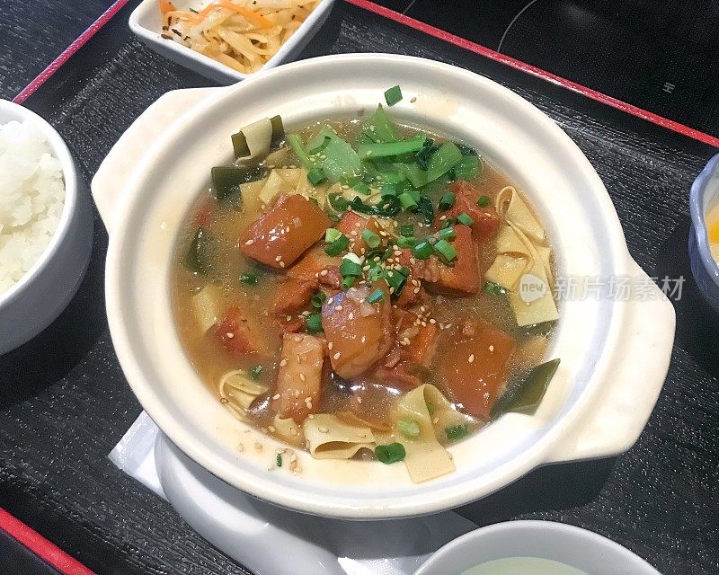 午餐时间，横滨的一家餐馆供应中国东北风味的炖菜