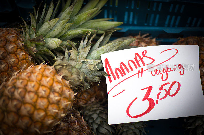 菠萝市场上的荷兰招牌:“Ananas”