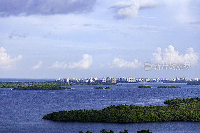 鸟瞰埃斯特罗湾水产保护区在博尼塔斯普林斯佛罗里达和埃斯特罗岛度假酒店和公寓