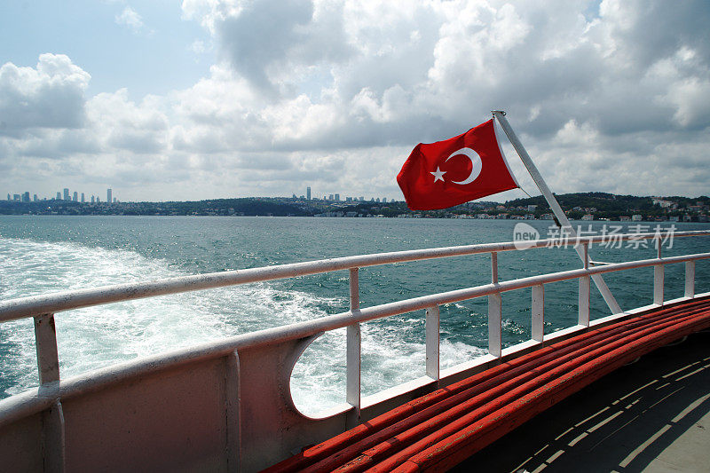 在一艘客船的背面挂着一面土耳其国旗