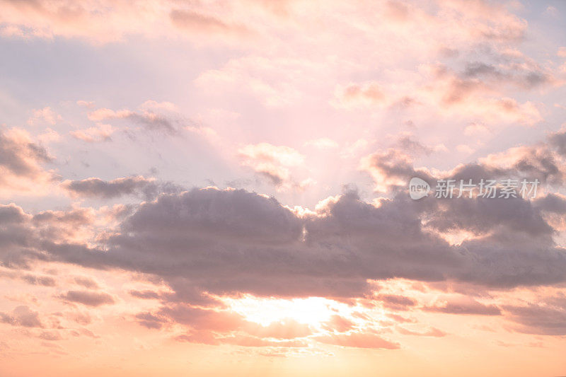 夕阳下天空的光线