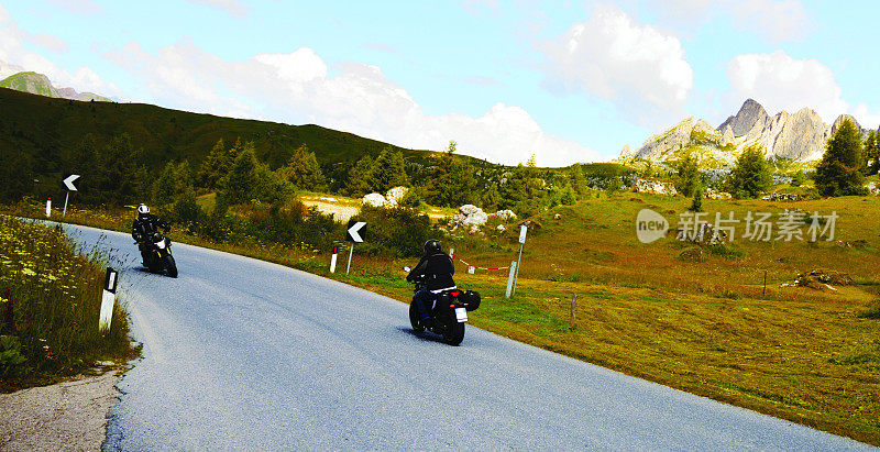 在欧洲阿尔卑斯山的山路上骑车的人