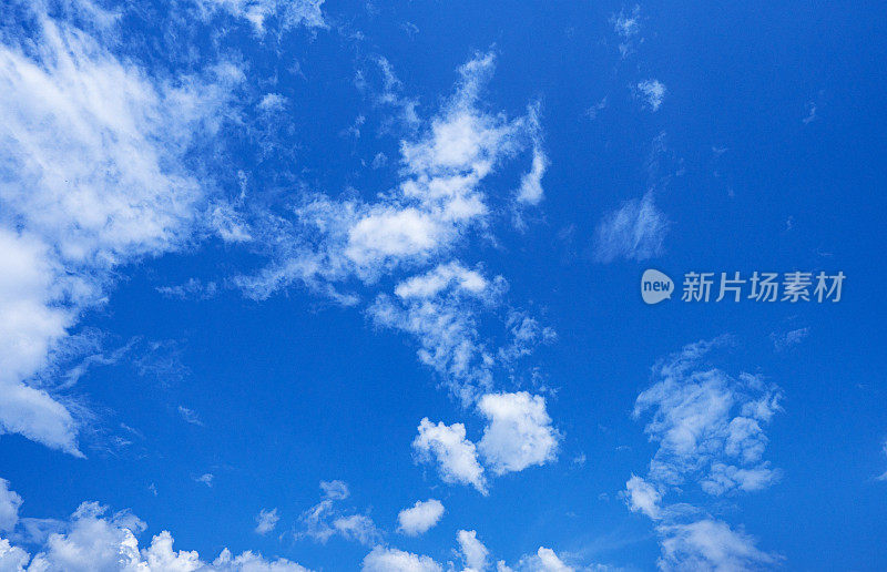 蓝蓝的天空上平静的云朵