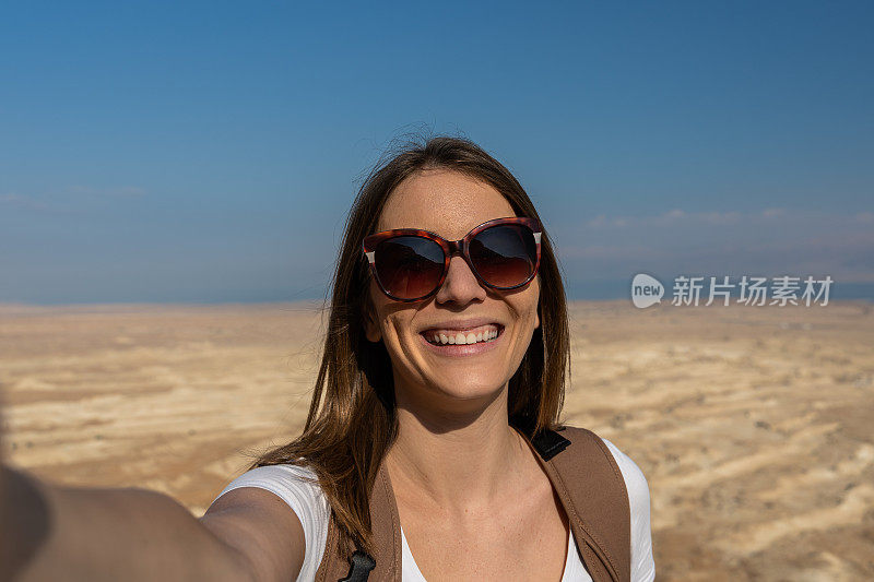 一名年轻女子在以色列沙漠中自拍