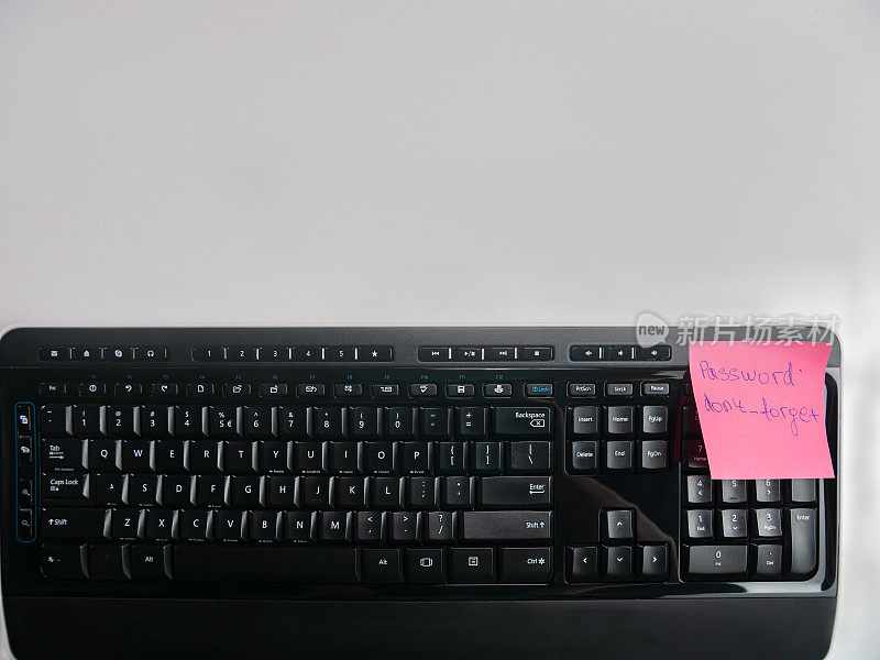 带密码的粉色便利贴别忘了放在电脑键盘上