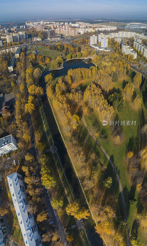 在阳光明媚的秋日里，东欧白俄罗斯首都明斯克鸟瞰城市公园，五彩缤纷的秋叶、水道和湖泊。高分辨率拼接垂直全景图。