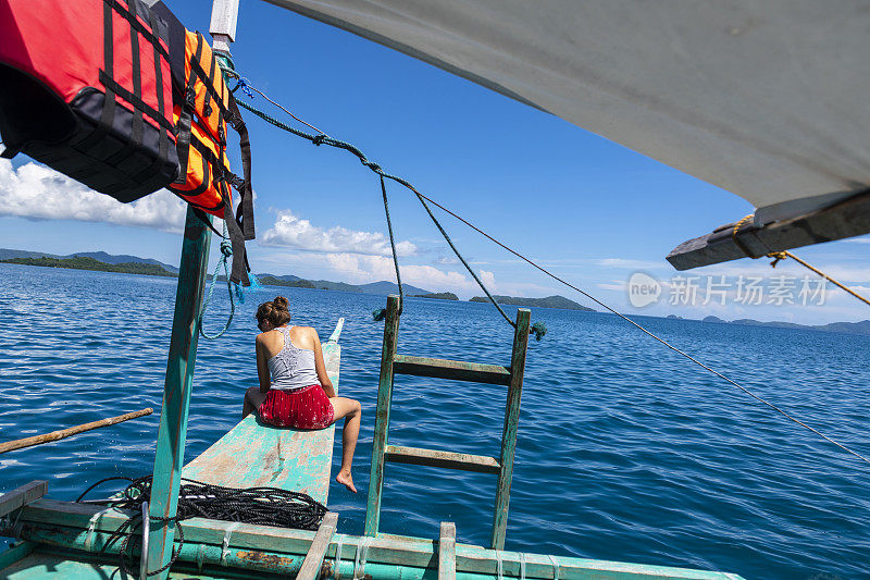 游客在巴拉望港巴顿岛旅游，菲律宾