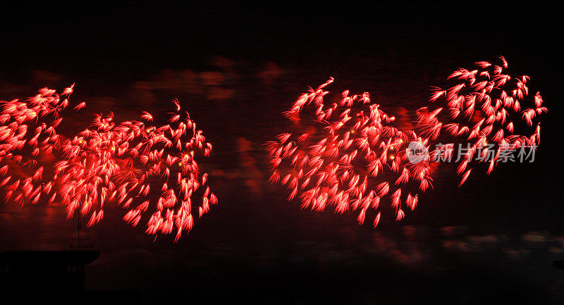 五颜六色的烟花在夜空中表演，庆祝新年的烟花