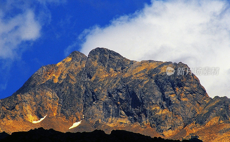 法国阿尔卑斯山，普罗旺斯的阿尔卑斯山脉在戏剧性的光拍摄的电影