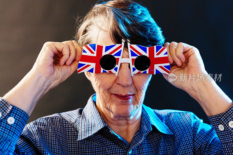 资深女士试着戴英国国旗太阳镜