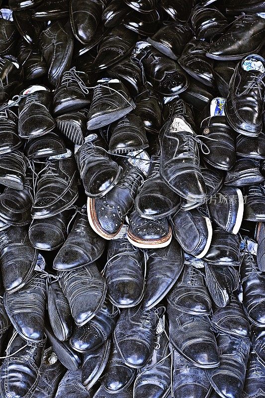 一堆旧皮鞋。
