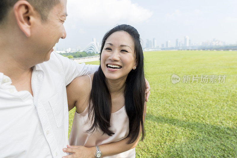 一对夫妇在享受美好的一天