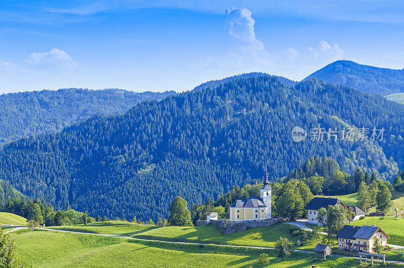 朱利安阿尔卑斯山的田园风光，草原和教堂