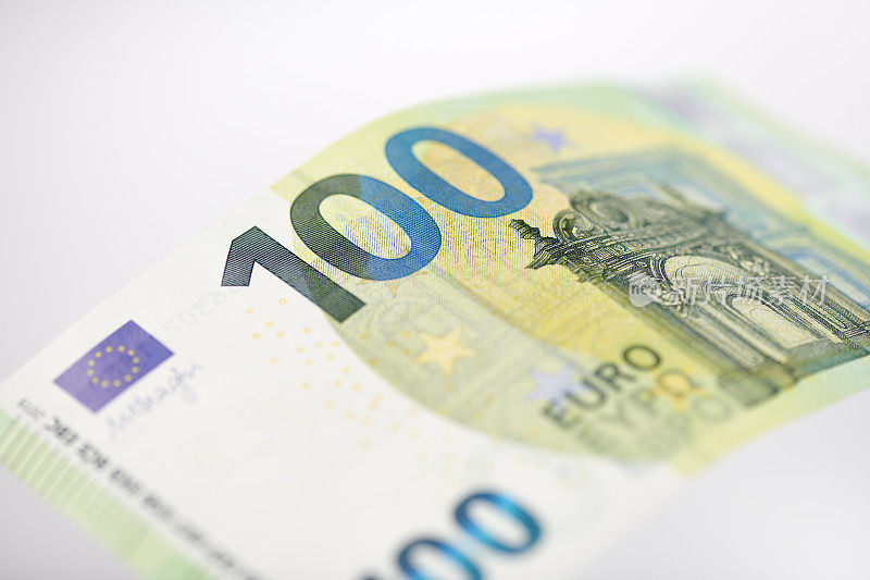 一张折弯的一百欧元钞票的高分辨率照片
