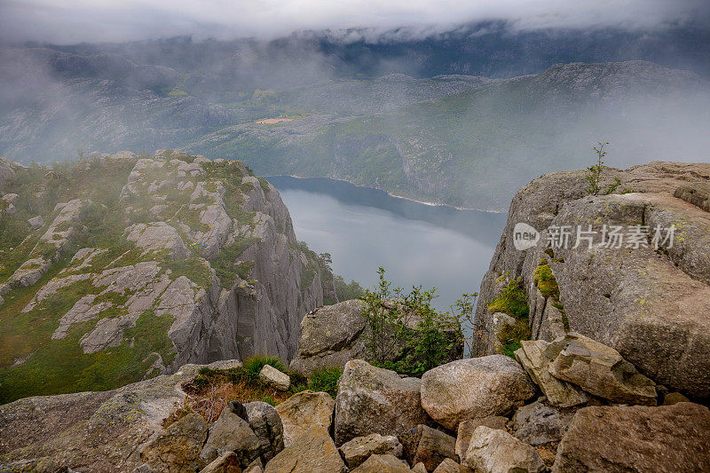 布道石地区和吕瑟峡湾在挪威南部的全景