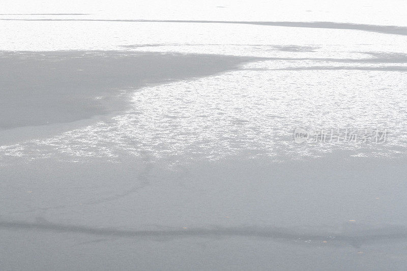 结冰的池塘或冬天被雪覆盖的小湖