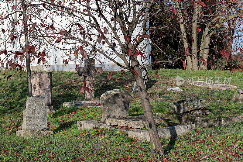 小教堂附近的老墓地里的墓碑