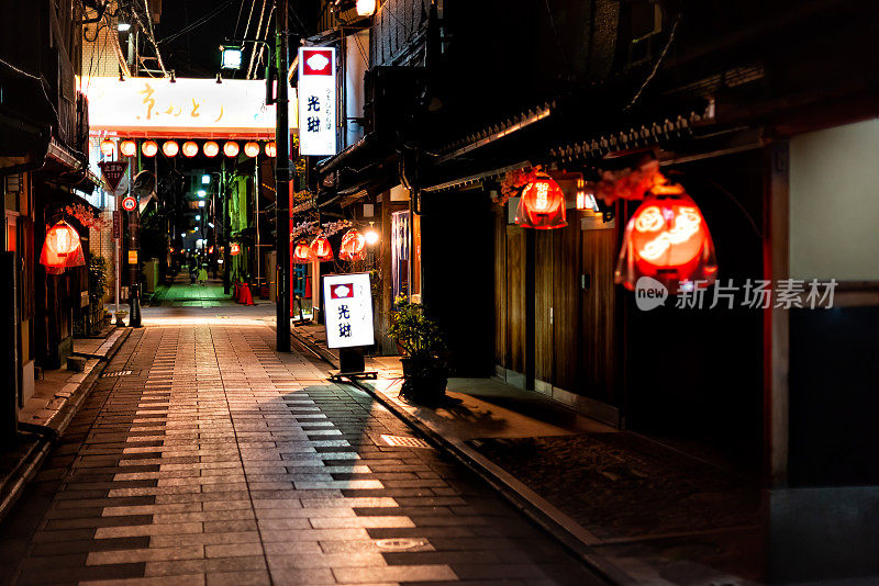 日本京都Gion区狭窄的夜巷街道上，灯火通明