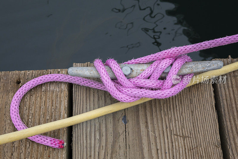 粉色绳船坞夹板。