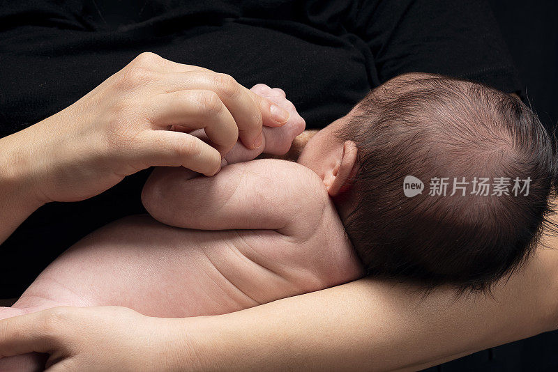 母亲在病房母乳喂养新生儿，第一次母乳喂养