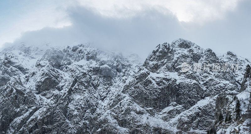 雪山景观。