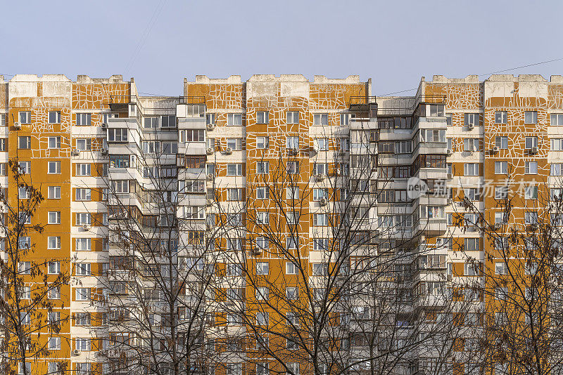 贫困。住宅项目中建筑物外墙开裂、腐朽。