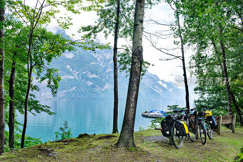 两辆旅游自行车停在湖边。