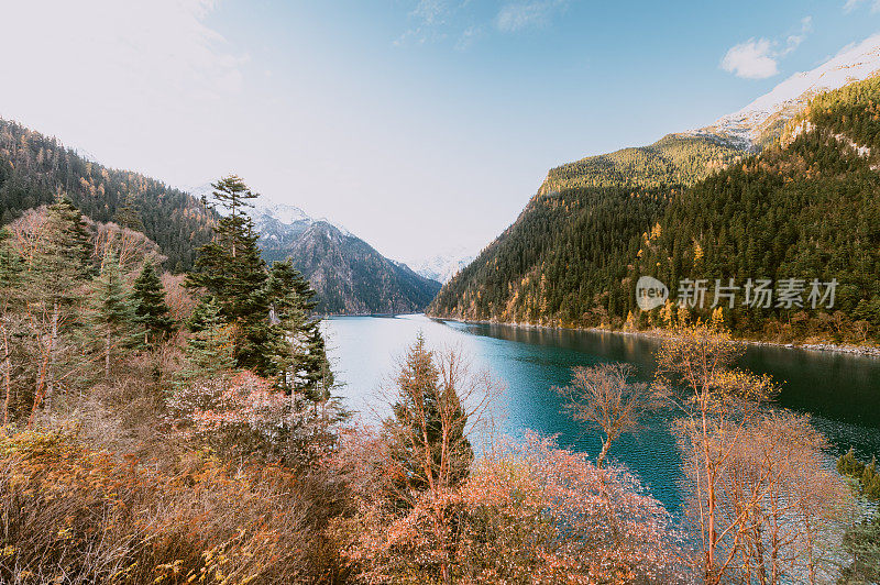 风景优美的木山和五花湖(九寨沟国家公园)，中国