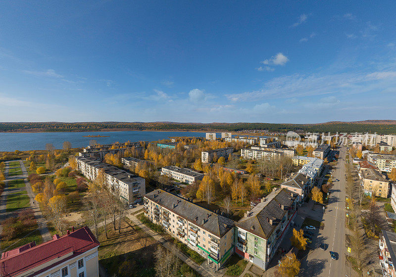 鸟瞰图波列夫斯科伊市与池塘，南部。斯维尔德洛夫斯克地区,俄罗斯。空中,秋天,阳光明媚