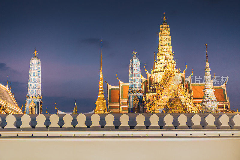 曼谷的地标是布达拉宫的金庙和夜间的翡翠佛寺。