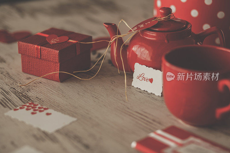 爱的纸条，新鲜的茶和情人节礼物盒